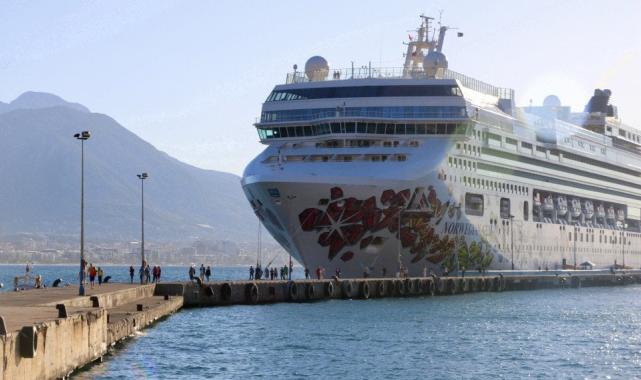 Ağustosta 176 kruvaziyerler art arda yanaştı: 306 bin 100 turist