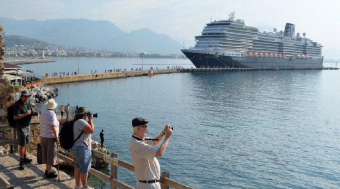 Ağustosta 176 kruvaziyerler art arda yanaştı: 306 bin 100 turist