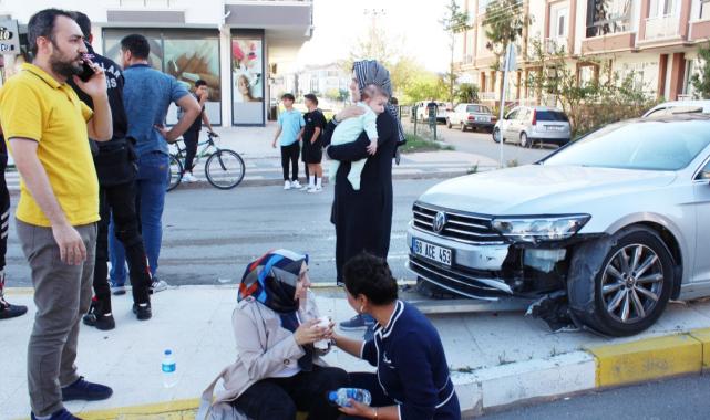 Aksaray'da ehliyetsiz sürücü polisten kaçarken otomobile çarptı