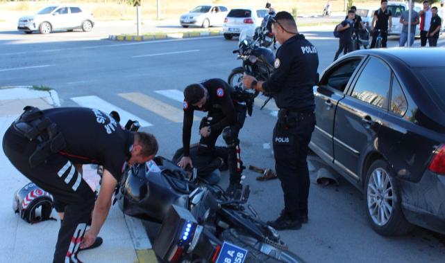 Aksaray'da ehliyetsiz sürücü polisten kaçarken otomobile çarptı
