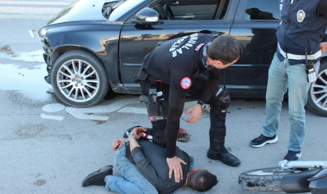 Aksaray'da ehliyetsiz sürücü polisten kaçarken otomobile çarptı
