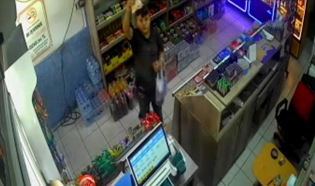 Antalya'da dükkan sahibini bulamayınca aldıklarını kameraya gösterip parasını bıraktı