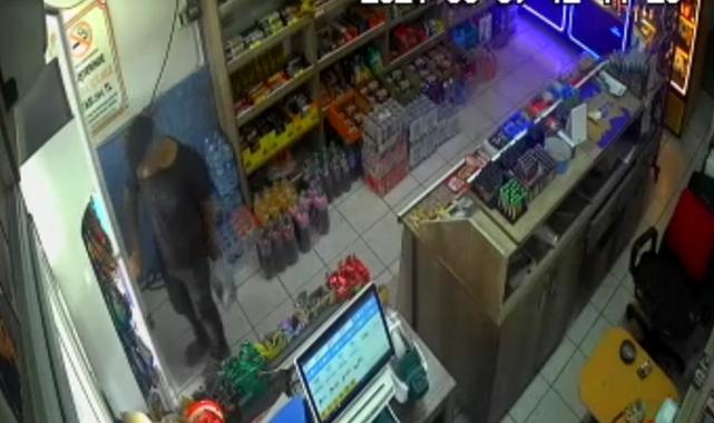 Antalya'da dükkan sahibini bulamayınca aldıklarını kameraya gösterip parasını bıraktı