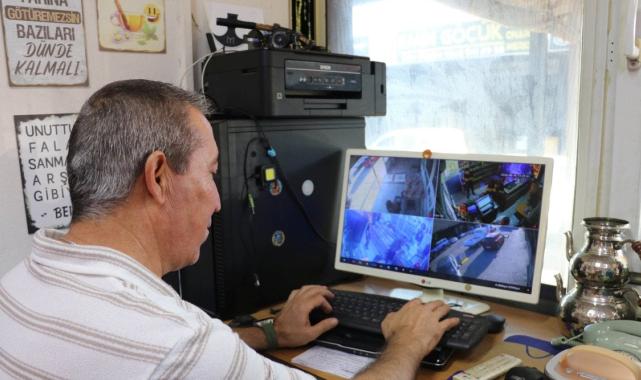 Antalya'da dükkan sahibini bulamayınca aldıklarını kameraya gösterip parasını bıraktı