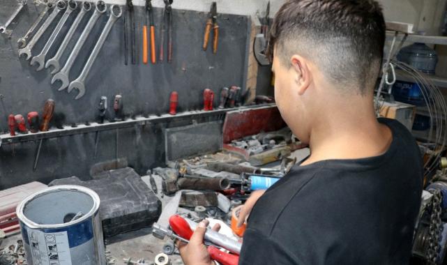 Antalya'da dükkan sahibini bulamayınca aldıklarını kameraya gösterip parasını bıraktı