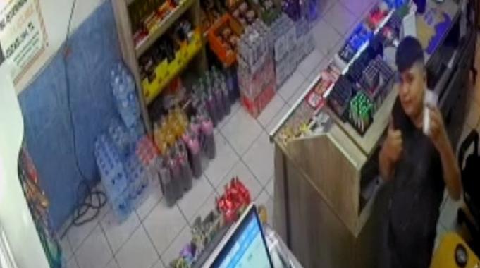 Antalya'da dükkan sahibini bulamayınca aldıklarını kameraya gösterip parasını bıraktı