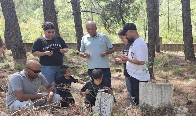 Antalya'da mezarlığın dışında kalan çocuk kabri, annesinin yanına defnedildi