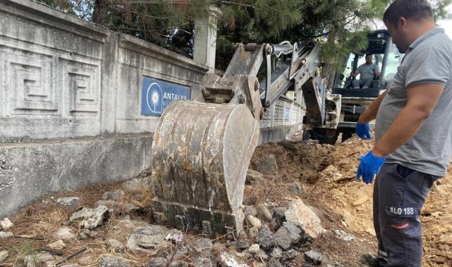 Antalya'da mezarlığın dışında kalan çocuk kabri, annesinin yanına defnedildi