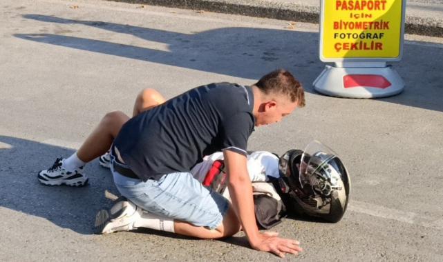 Antalya'da sürücünün tek teker şovu genç kızı hastanelik etti