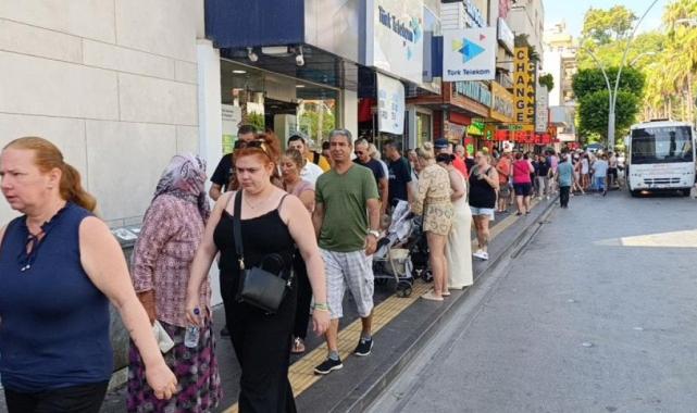 Antalyalı pazar esnafı turist yoğunluğunun işe yansımamasından şikayetçi