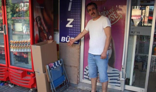 Aydın'da büfenin küçük hırsızı: Büfeden paspas çalan köpeği sosis ile ödüllendirecek