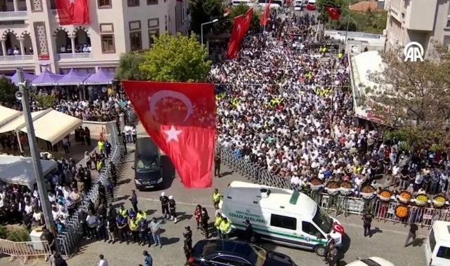 Ayşenur'un cenazesinde Özgür Özel ile Numan Kurtulmuş arasında gergin anlar