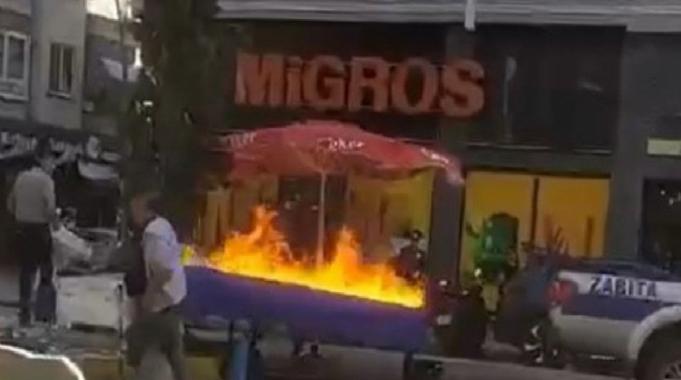 Balıkesir&#039;de zabıtaya kızan seyyar satıcı tezgahını yaktı