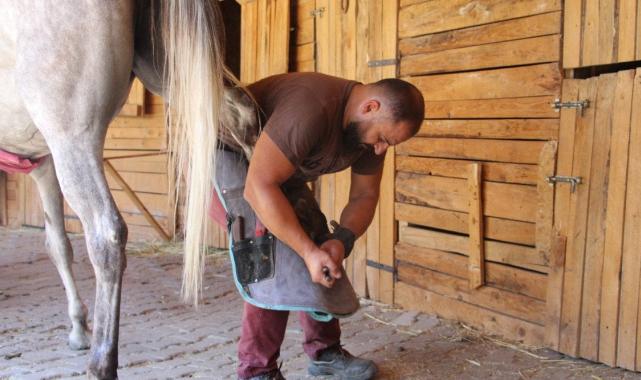 Bolu'da öğretim görevlisi boş vakitlerinde nalbantlık yapıyor
