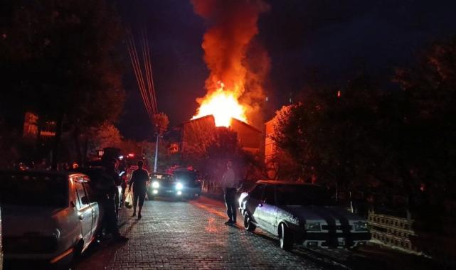 Bolu'da yıldırım düşen evin çatısı yandı