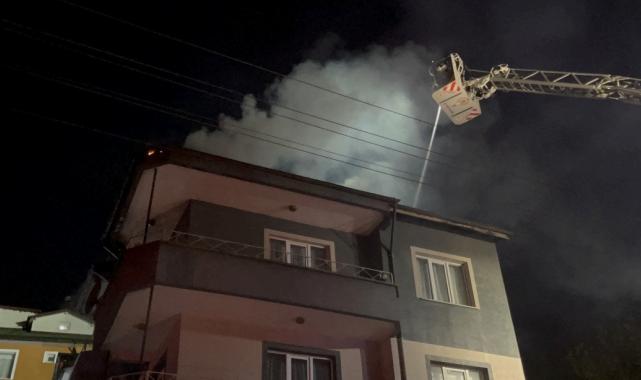 Bolu'da yıldırım düşen evin çatısı yandı