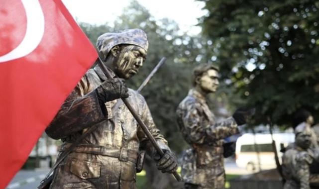 Bursa Büyükşehir Belediyesi'nin canlı heykelleri büyük ilgi gördü