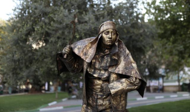 Bursa Büyükşehir Belediyesi'nin canlı heykelleri büyük ilgi gördü