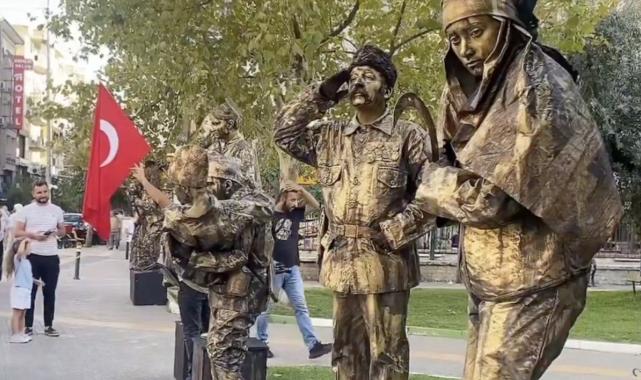 Bursa Büyükşehir Belediyesi'nin canlı heykelleri büyük ilgi gördü