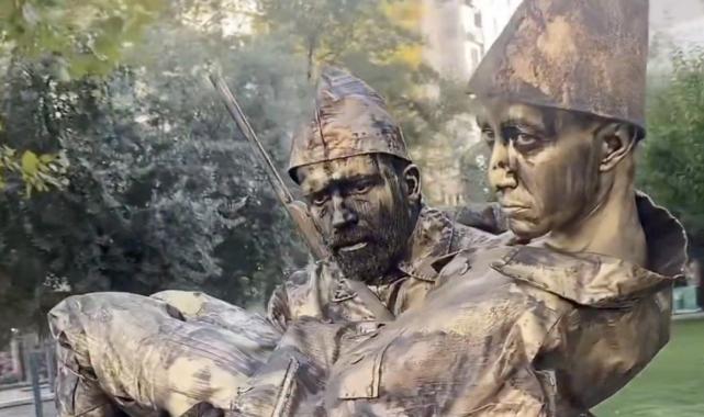 Bursa Büyükşehir Belediyesi'nin canlı heykelleri büyük ilgi gördü