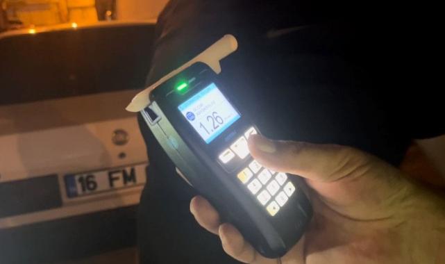Bursa'da alkollü sürücü ehliyetini vermemek için polise direndi: Eşimle görüşüyorum