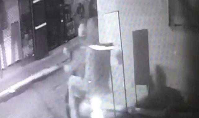 Bursa'da motosikleti elleriyle iterek çaldılar