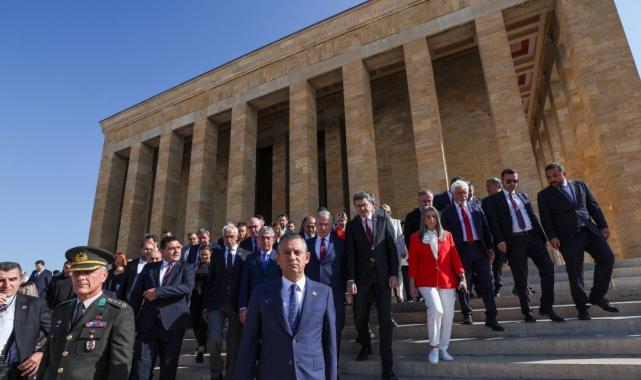 CHP Genel Başkanı Özgür Özel, Anıtkabir'i ziyaret etti