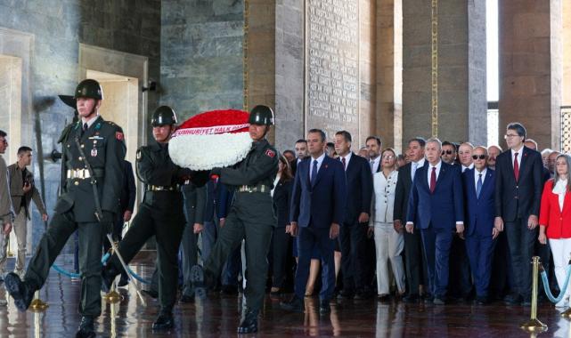 CHP Genel Başkanı Özgür Özel, Anıtkabir'i ziyaret etti
