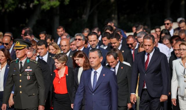 CHP Genel Başkanı Özgür Özel, Anıtkabir'i ziyaret etti