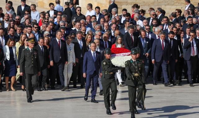 CHP Genel Başkanı Özgür Özel, Anıtkabir'i ziyaret etti