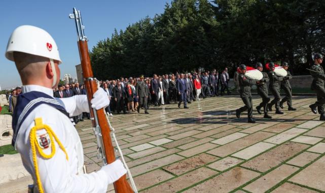 CHP Genel Başkanı Özgür Özel, Anıtkabir'i ziyaret etti