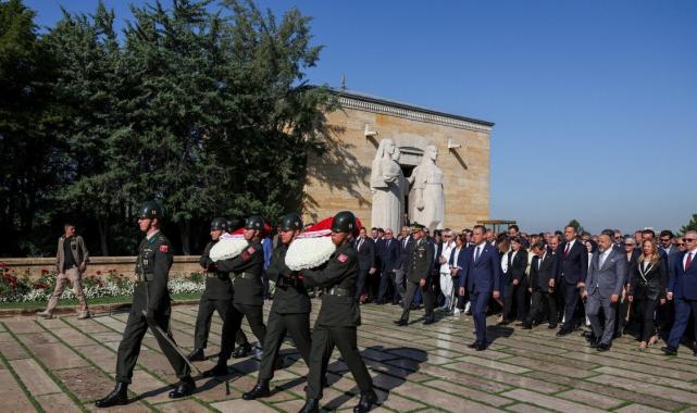 CHP Genel Başkanı Özgür Özel, Anıtkabir'i ziyaret etti