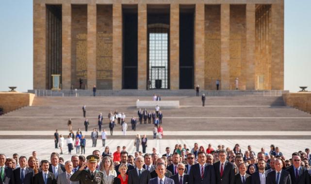 CHP Genel Başkanı Özgür Özel, Anıtkabir'i ziyaret etti