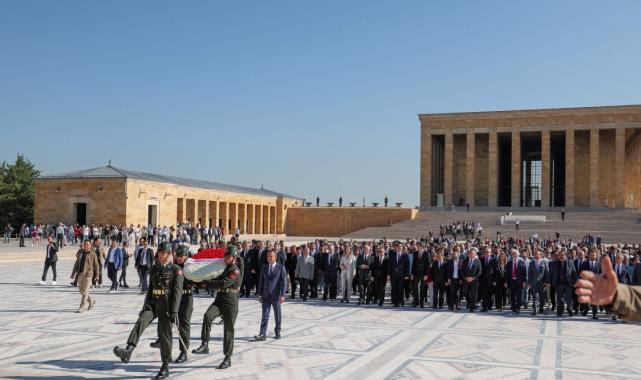 CHP Genel Başkanı Özgür Özel, Anıtkabir'i ziyaret etti