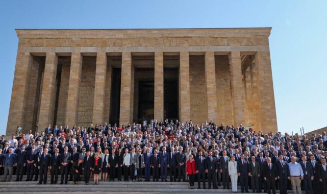CHP Genel Başkanı Özgür Özel, Anıtkabir'i ziyaret etti