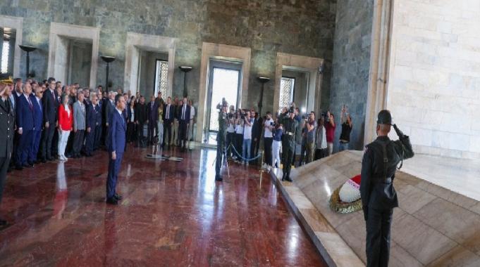 CHP Genel Başkanı Özgür Özel, Anıtkabir'i ziyaret etti