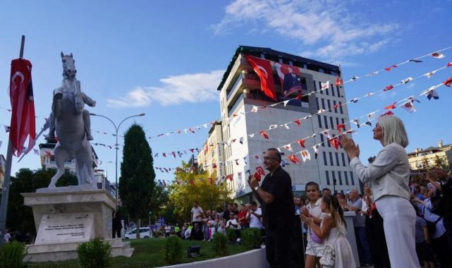 CHP'nin heykel hizmetinde son eser Bilecik Belediyesi'nden