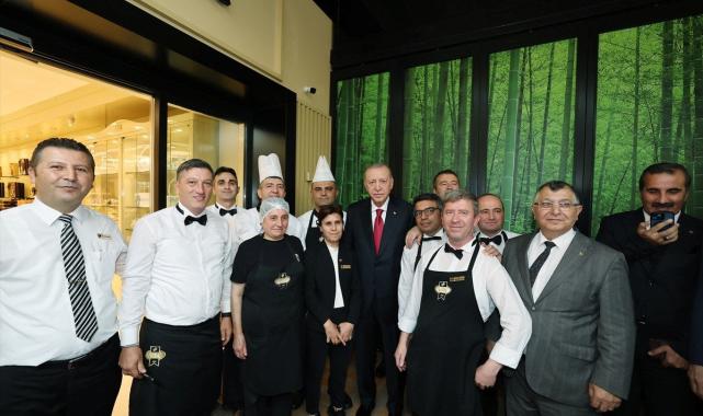 Cumhurbaşkanı Erdoğan, pastanede vatandaşlarla sohbet etti