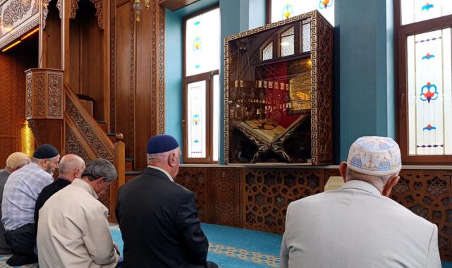 Cumhurbaşkanı'nın hediye ettiği 428 yıllık Kur'an-ı Kerim replikası ilgi görüyor