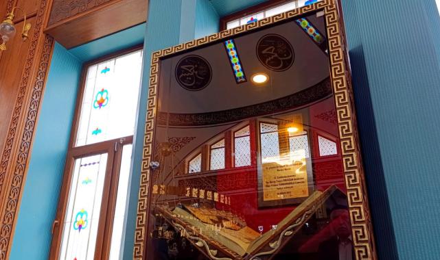 Cumhurbaşkanı'nın hediye ettiği 428 yıllık Kur'an-ı Kerim replikası ilgi görüyor