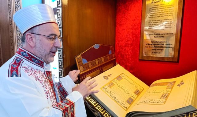 Cumhurbaşkanı'nın hediye ettiği 428 yıllık Kur'an-ı Kerim replikası ilgi görüyor