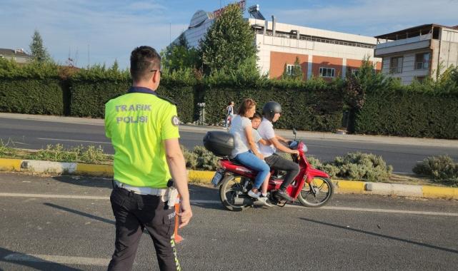 Düzce'de kasksız yakalanan motosikletli: Bana ceza yazmayın, alo desem 10 kask gelir