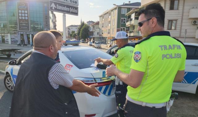 Düzce'de kasksız yakalanan motosikletli: Bana ceza yazmayın, alo desem 10 kask gelir