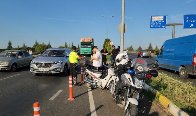 Düzce'de kasksız yakalanan motosikletli: Bana ceza yazmayın, alo desem 10 kask gelir
