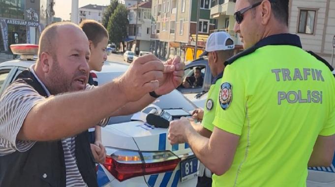 Düzce&#039;de kasksız yakalanan motosikletli: Bana ceza yazmayın, alo desem 10 kask gelir