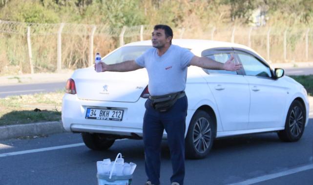 Enerjisiyle tebessüm ettiren su satıcısı: İşimin sırrı mutluluk