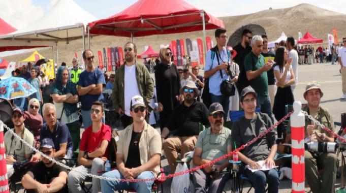 Eskişehir&#039;deki hava şenliği: Akrobasi gösterisi ilgiyle takip edildi