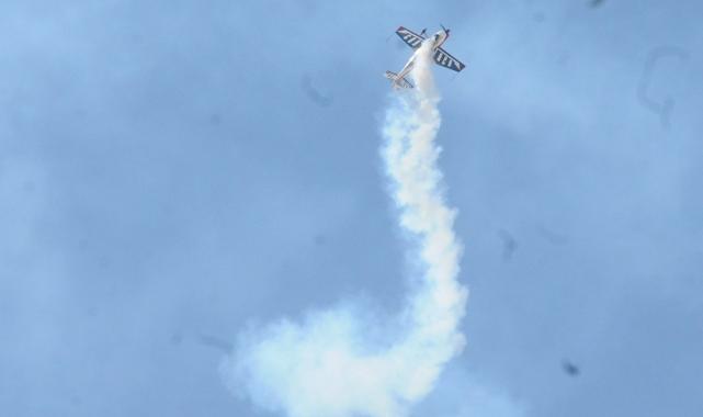 Eskişehir'deki hava şenliği: Akrobasi gösterisi ilgiyle takip edildi