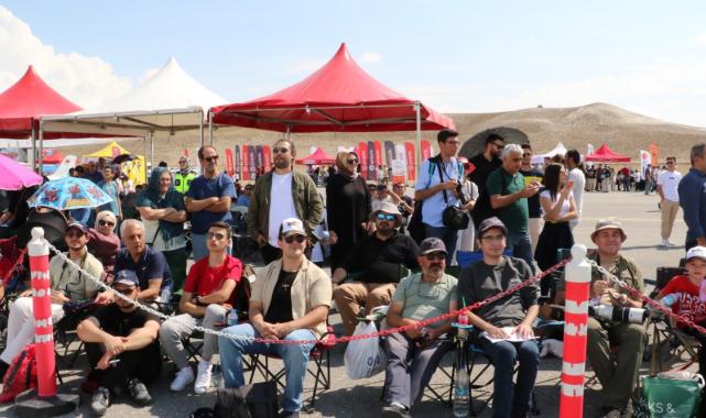 Eskişehir'deki hava şenliği: Akrobasi gösterisi ilgiyle takip edildi