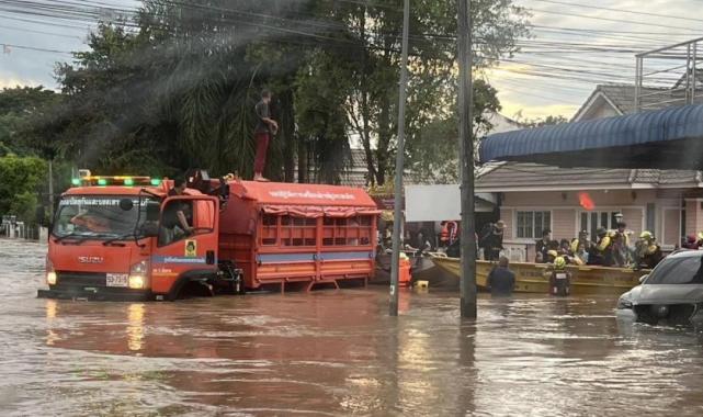 Güney Asya sular altında kaldı: En az 285 ölü